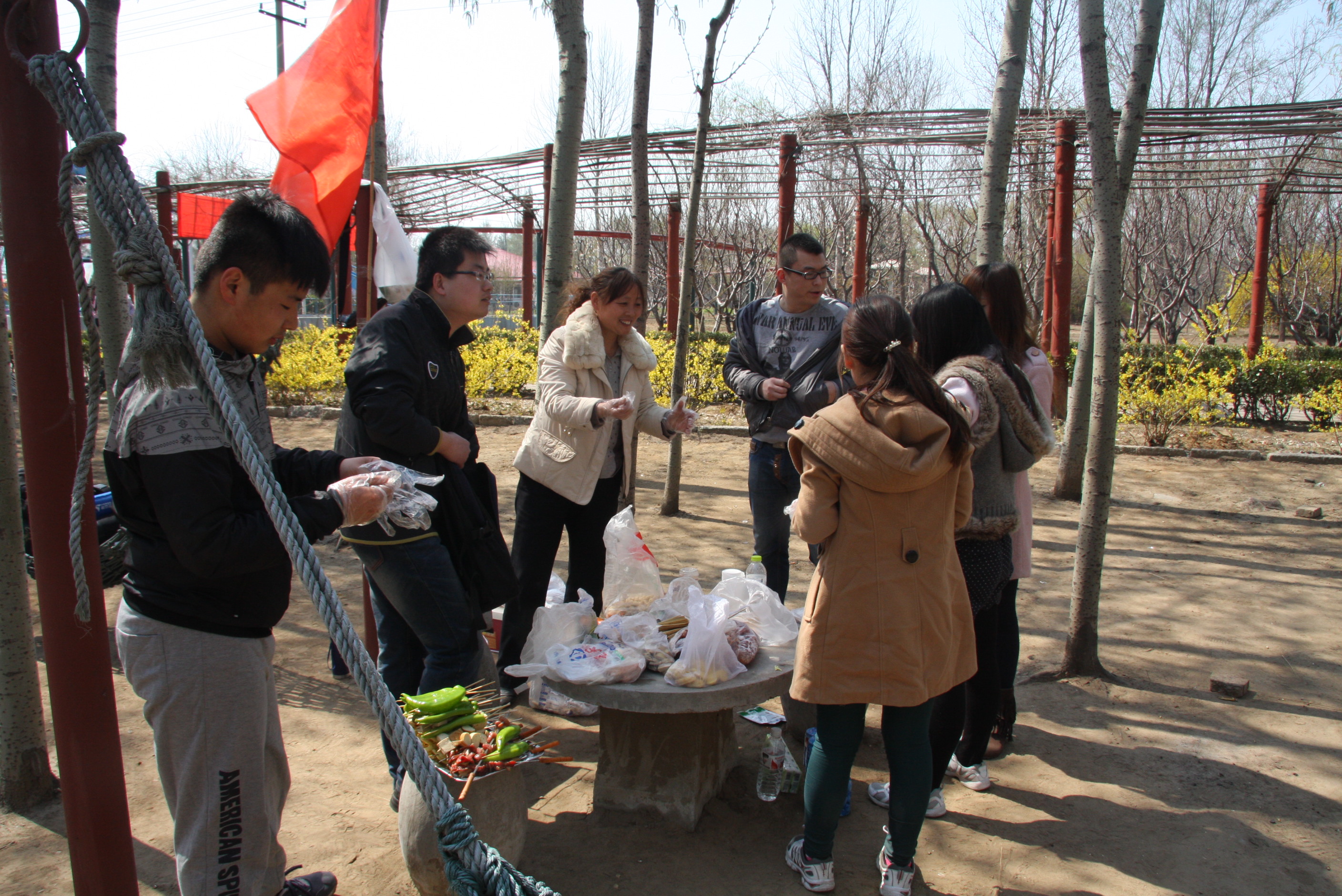 威龍公司組織東方樂園自助燒烤活動