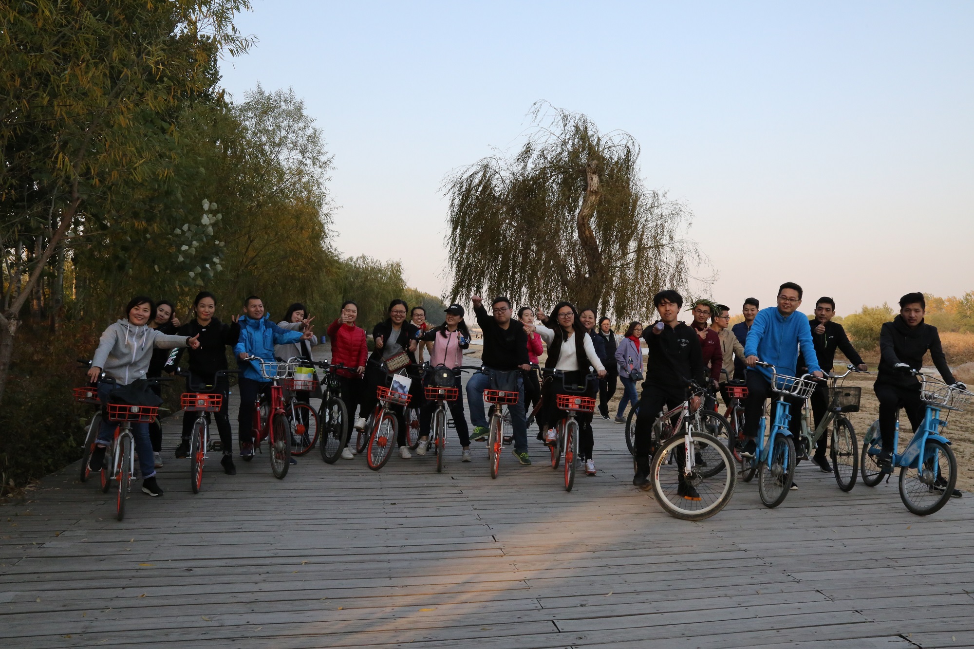 威龍公司10月份積分游戲快樂會(huì)議在北辰濕地成功舉行